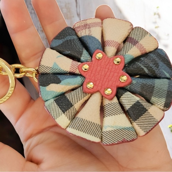 Vintage Burberry’s Black Leather Drawstring Bucket Bag & Burberry Bag Charm Set - Picture 11 of 16